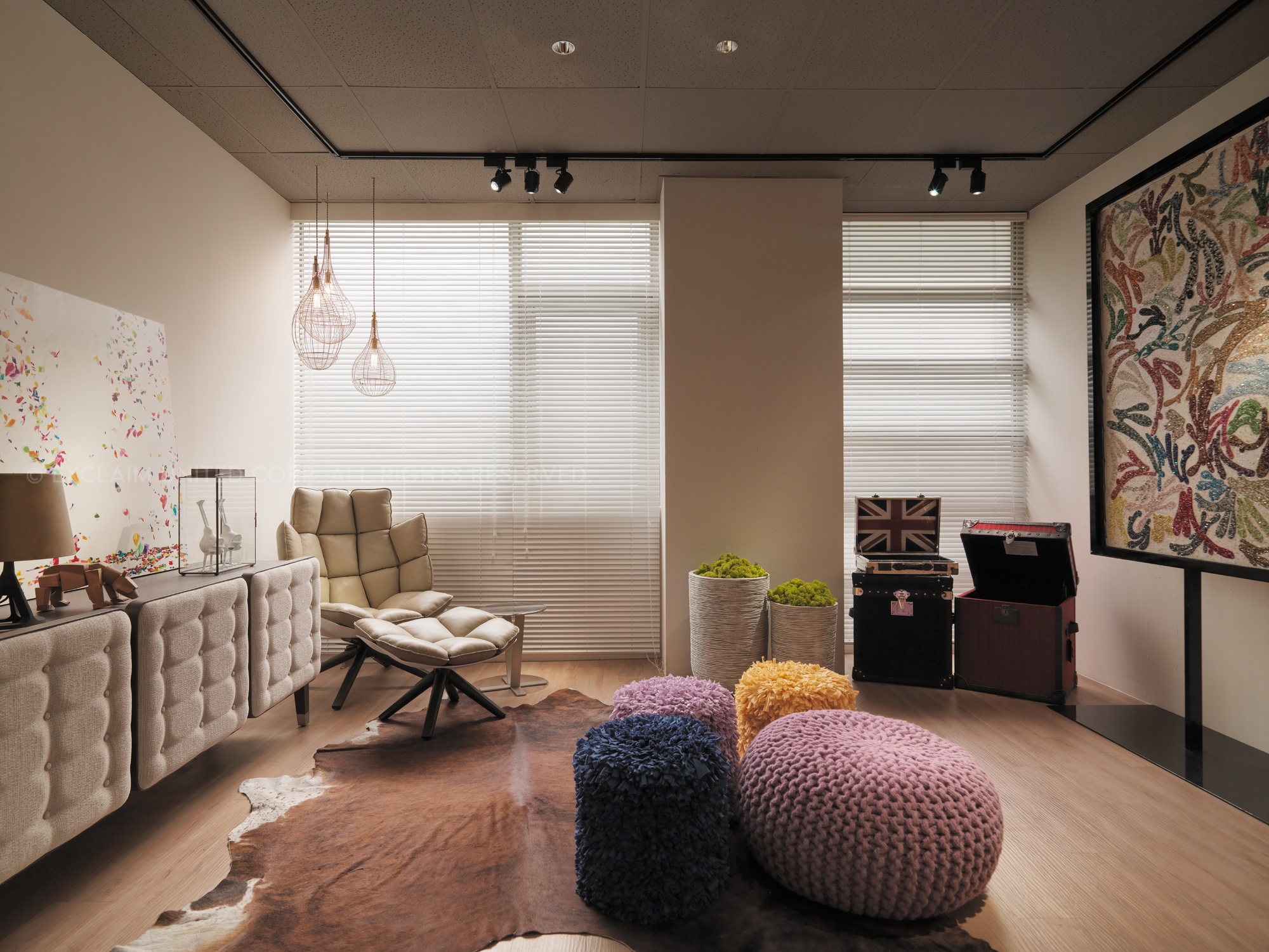 With plenty of design projects spread across the world, the famous Asian interior designer features an international project experience like no other professional. Thanks to its creative ideas and incredible design project, the Zhou created the international Exclaim United Corp, a design studio that is considered one of the best in Asia and in the world.